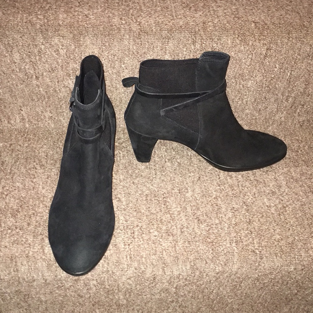 ♣️NWT ECCO Genuine Leather Suede Booties -Size 39
